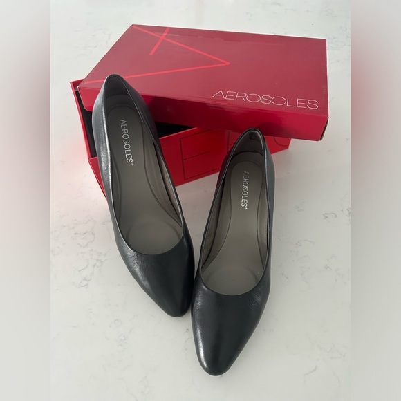 AEROSOLES Shoes - Womens Aerosoles Silver Star Black Leather Pump Size 8